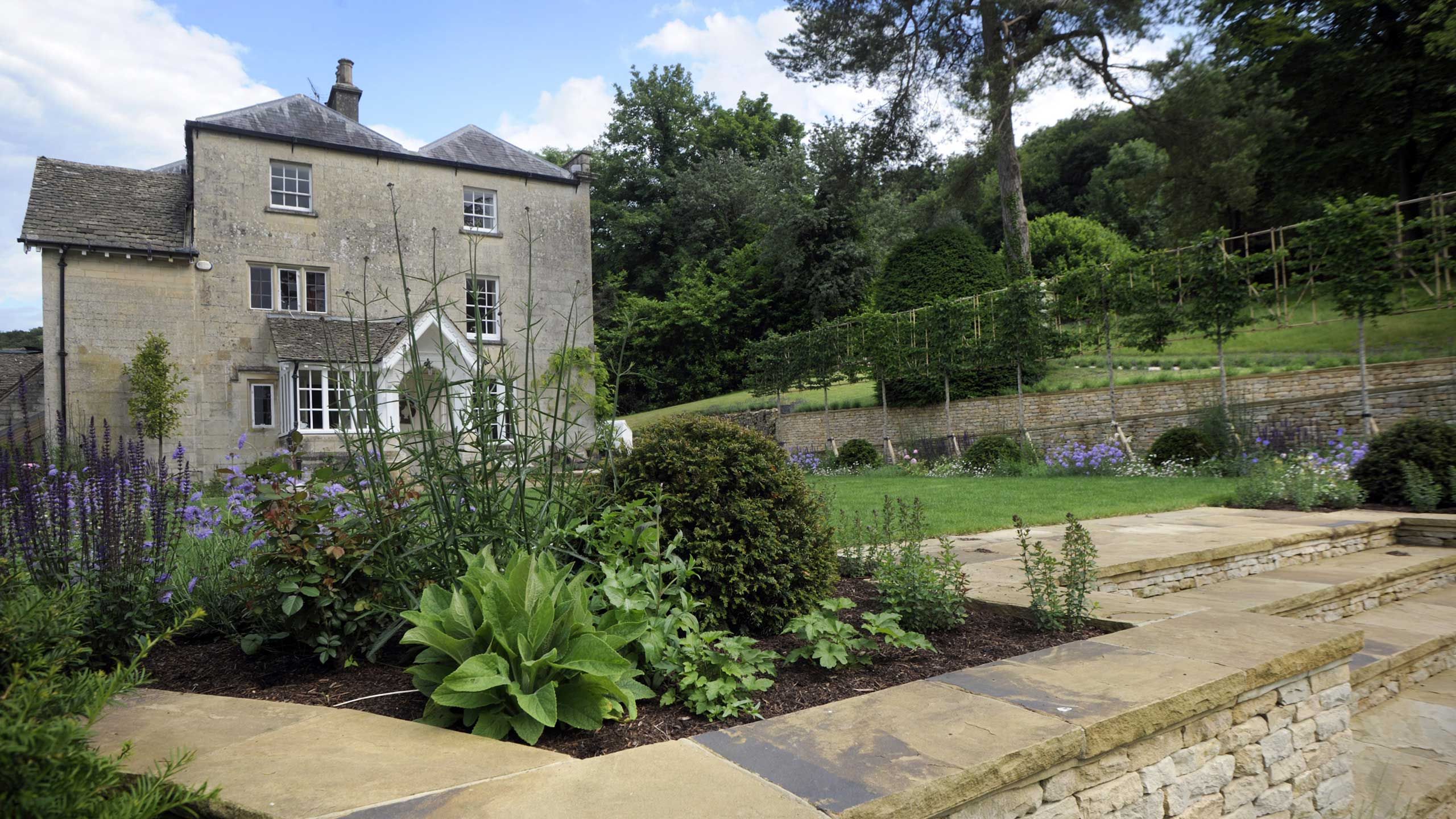 Cotswold garden construction from BALI winners Graduate Gardeners