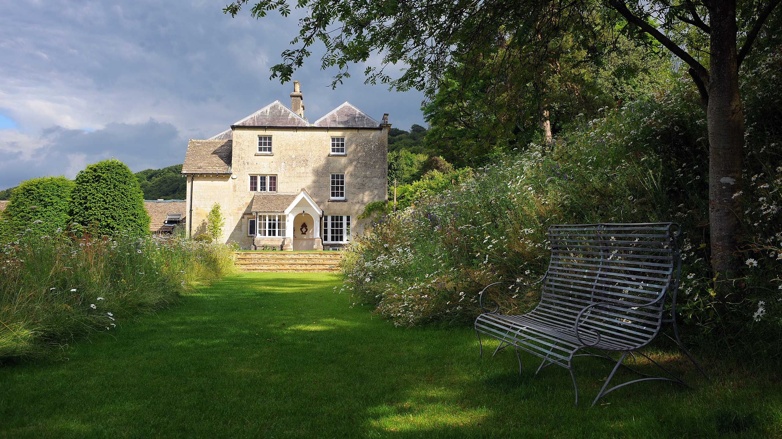 Portfolio of gloucestershire country gardens from graduate gardeners